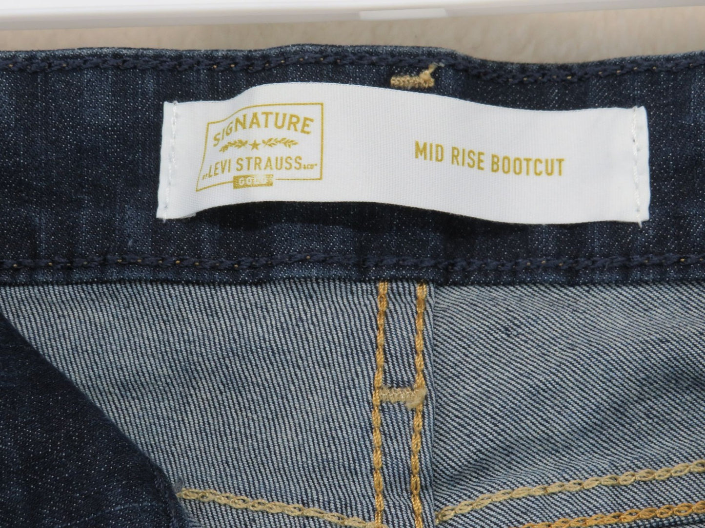 Levi Strauss Signature Gold Jean's - Women's 27W 30L - Mid Rise Bootcut