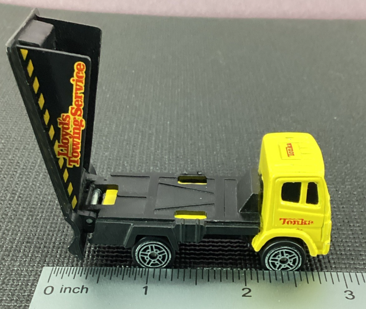 2000 Maisto Tonka Hasbro Lloyd's Towing Service Tow Truck