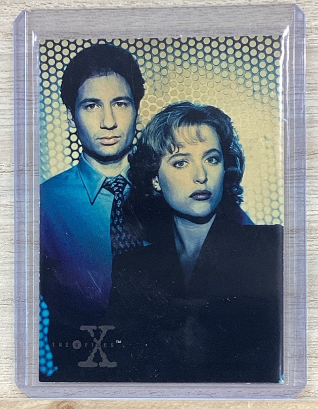 1995 The X- Files Trading Card #01 David Duchovny & Gillian Anderson0